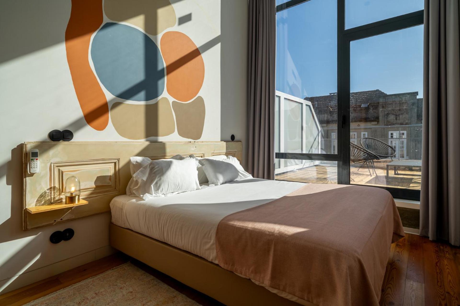 Habitación con cama grande y terraza en la azotea