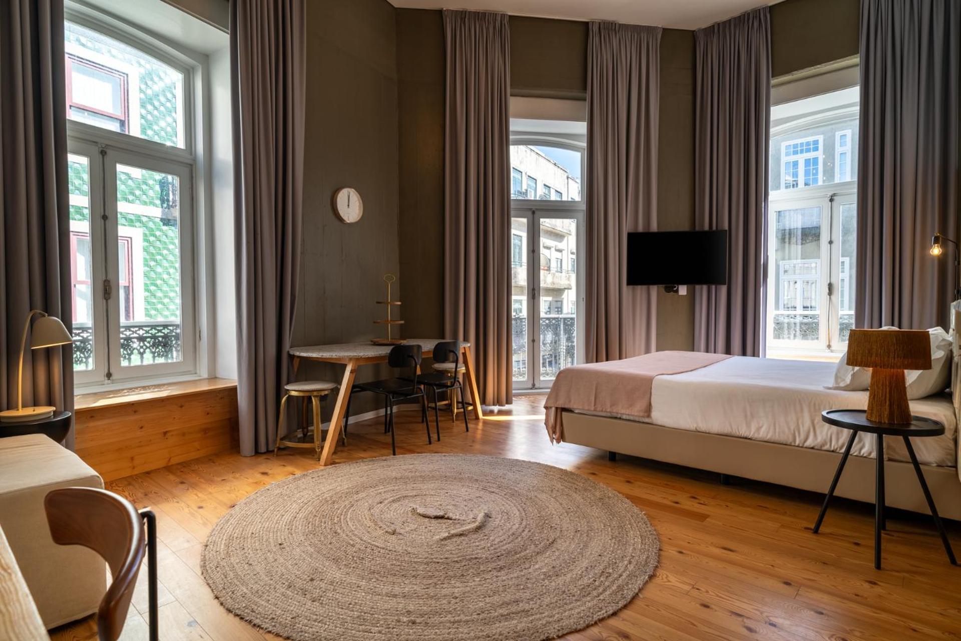 Habitación con cama grande